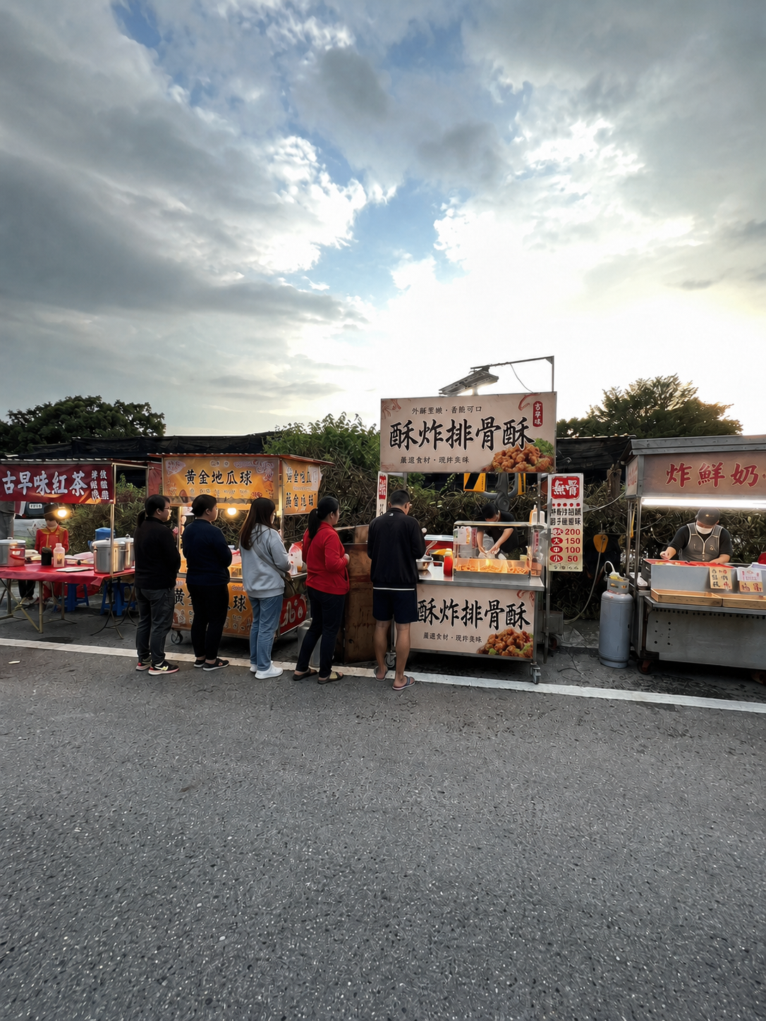 下午時段準備營業的夜市攤商